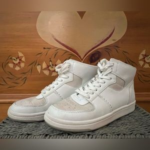 Slighty worn white sneakers. Size 7.